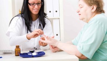 ما هي فحوصات الدم أو التشخيصات التي يجريها الفريق الطبي المتنقل في المنزل؟